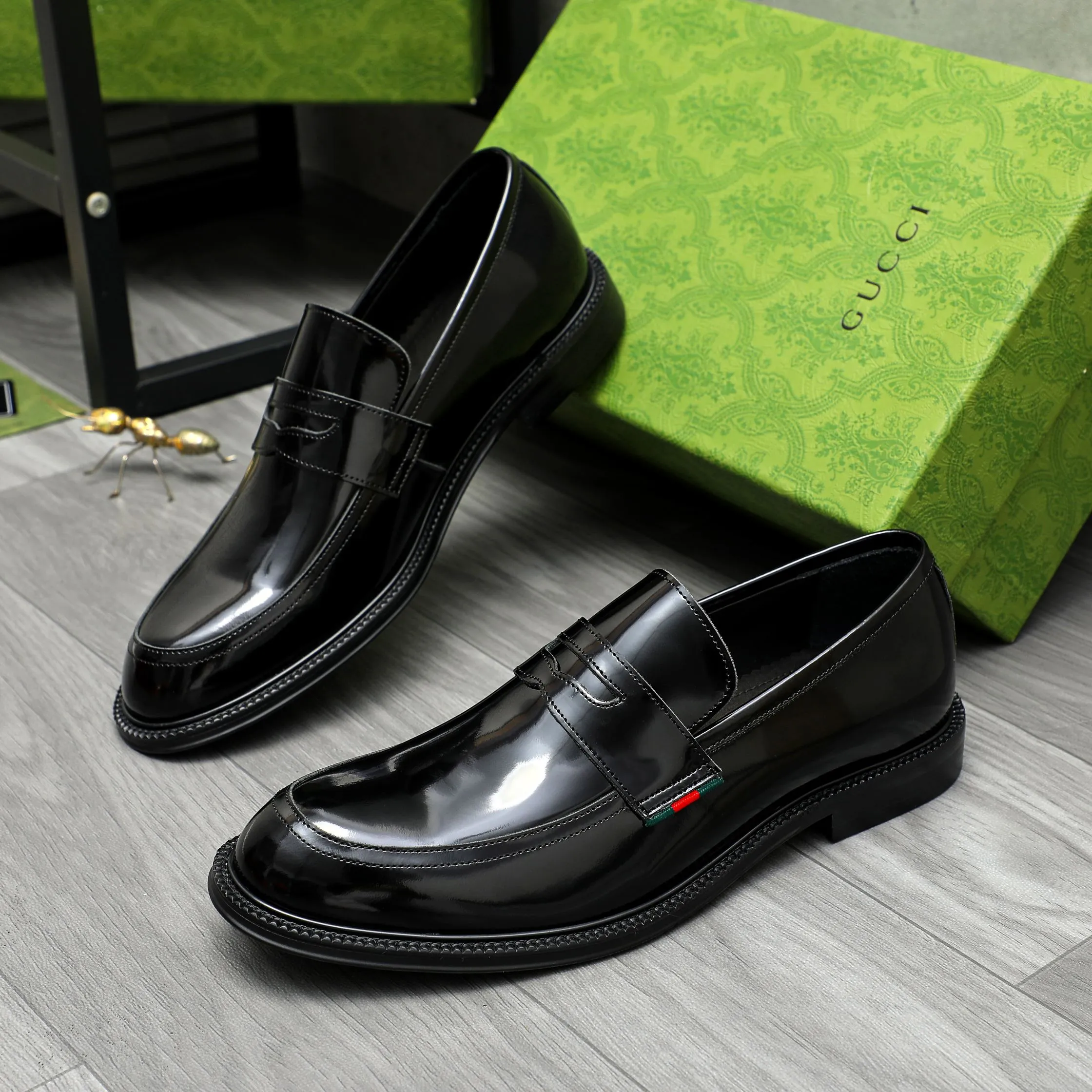 Men's shoes 💰500 Product trademark: GUCCI "Gucci" business slip-on leather shoes Regular size: 38-44 (45.46 custom-made, non-returnable) Product materials: Selected lacquered cowhide upper, cowhide lining, original rubber outsole